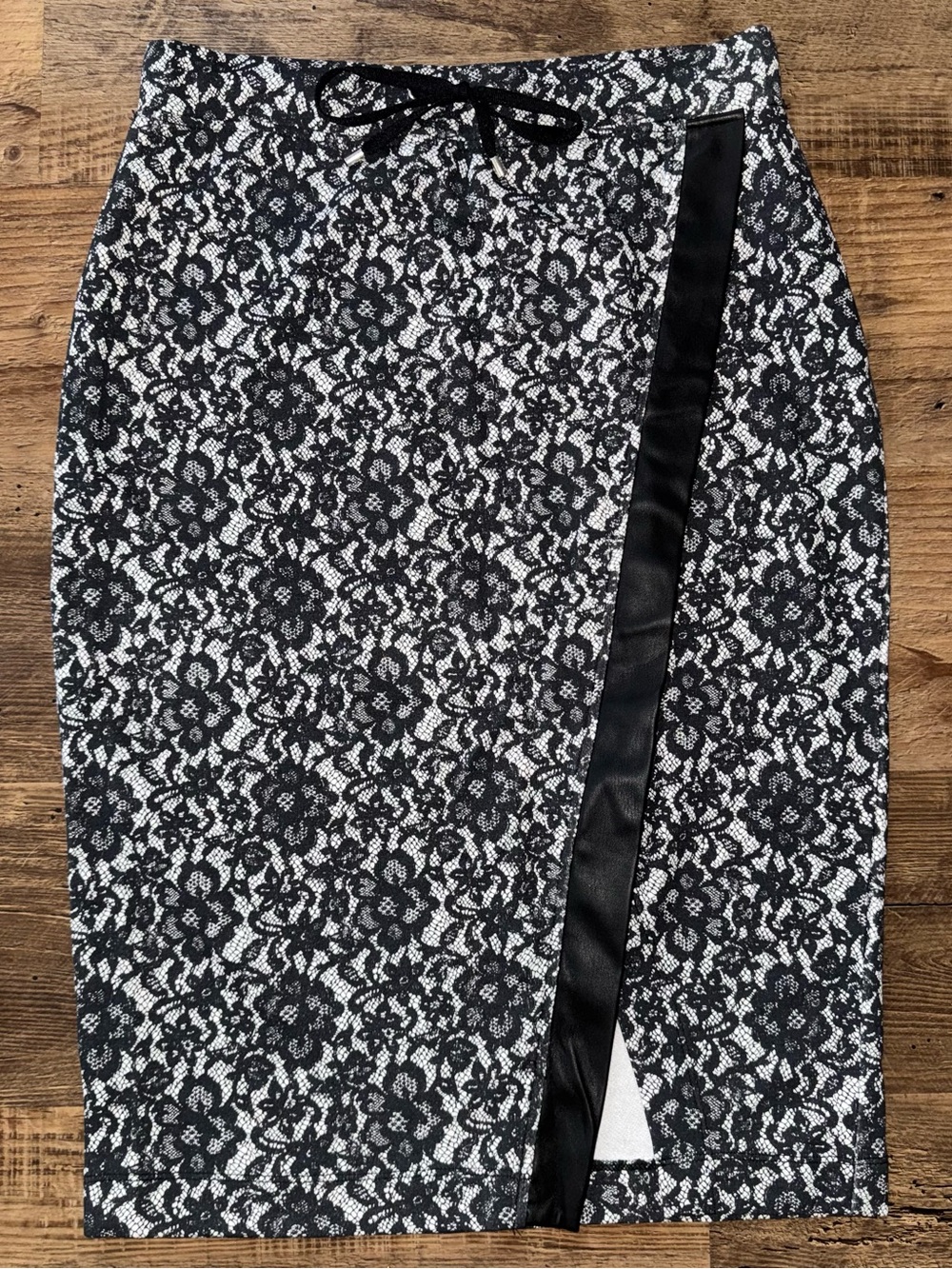 DKNY Skirt Medium Lace Pencil Black White Faux Leather Trim Classy Chic Work M